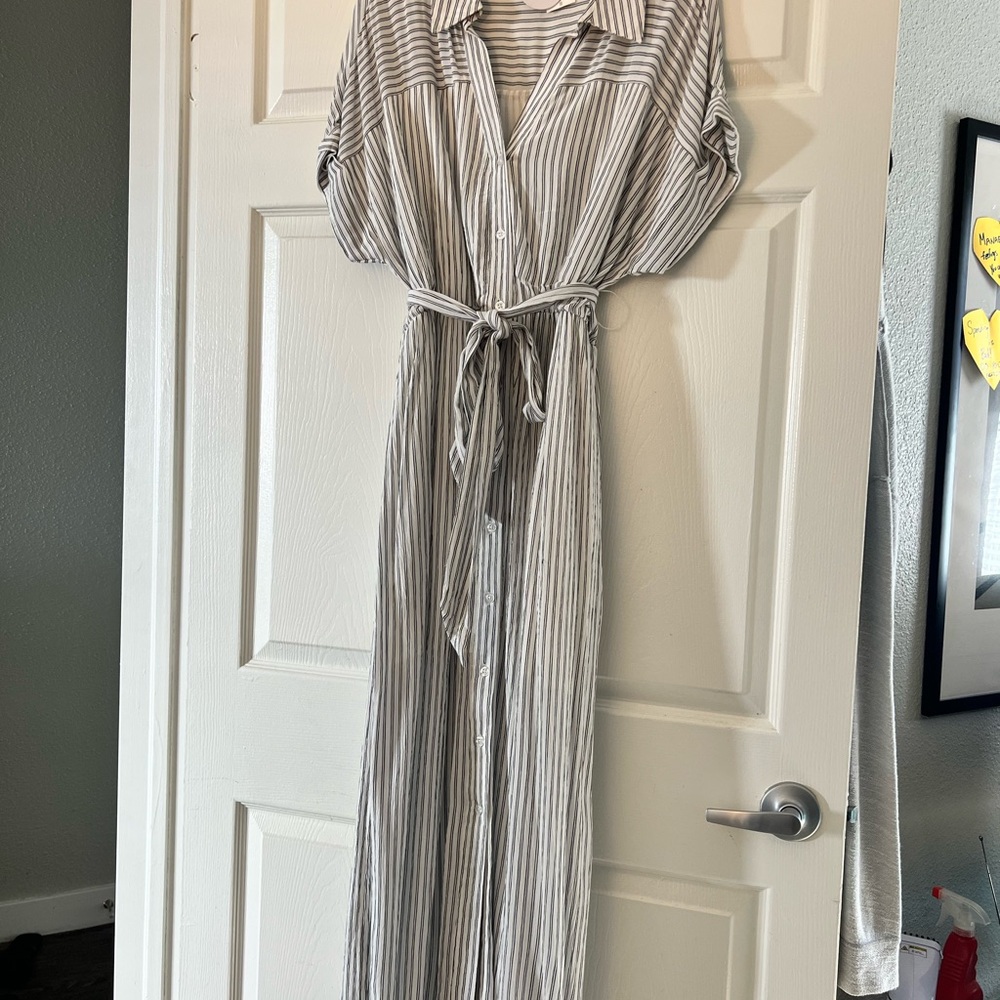 En Creme Gray Dress with Tie Belt